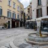 Per visitare Palazzo Gironda, partendo da piazza Mercantile, basta costeggiare la fontana della Pigna per imboccare strada degli Orefici 